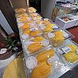 そしてタイのマンゴーと言えば、こちら。タイ食材店へ行くと、このもち米の上にマンゴーが乗ったデザートが並んでいます。美味しいんですよね～。