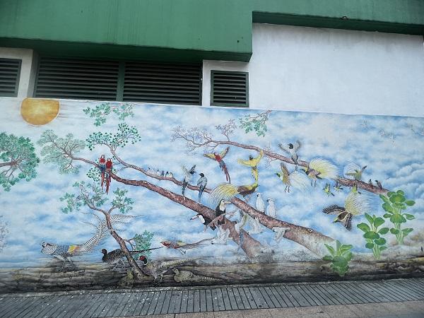 これは土瓜湾の駅前にあった壁絵。たくさんの鳥が描かれていて、とっても和みます。