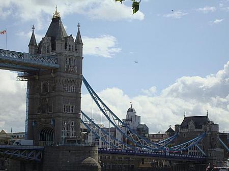 タワーブリッジはロンドン塔のすぐ横にある（バトラーズ・ワーフ前から撮影）
