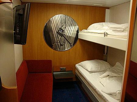 キレイにベットメイクされた船室の２段ベッド