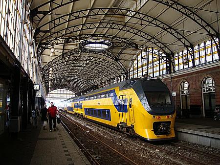 アムステルダムへ向かう２階建ての列車