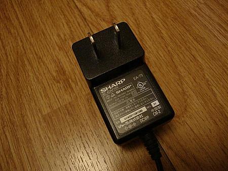 日本製電源アダプターには、使用可能な電圧が必ず表示してある