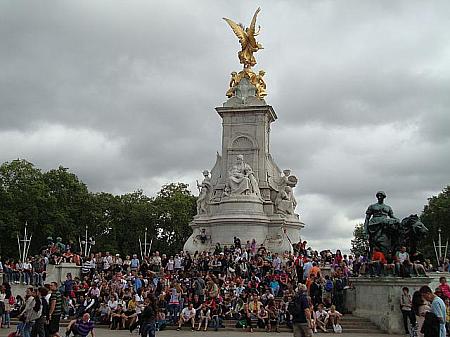 ビクトリア記念碑の周りは、観光客でいっぱい