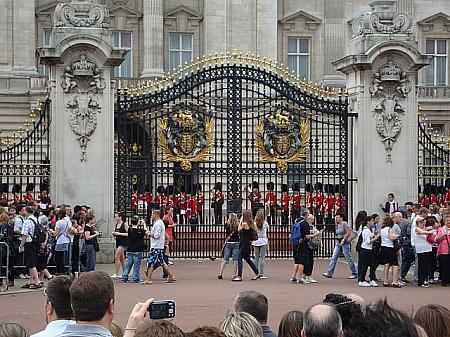 衛兵交代の儀式は宮殿前で行われる