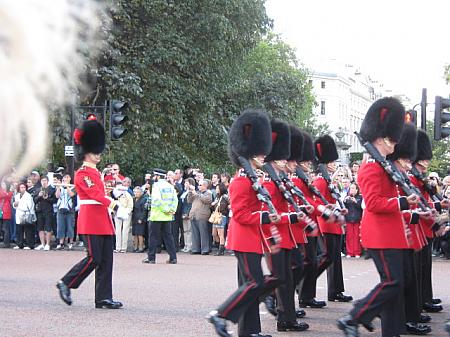 ロンドン名物、バッキンガム宮殿の衛兵交代式に行ってみよう！ホースガーズ