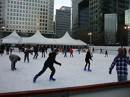冬のカナダ・スクエアにはアイススケートリンクがつくられます