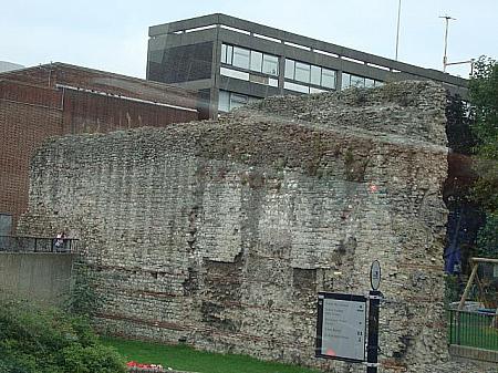 バス停横の城壁はローマ時代のもの