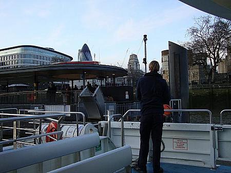 ロンドン塔の埠頭に到着した高速船