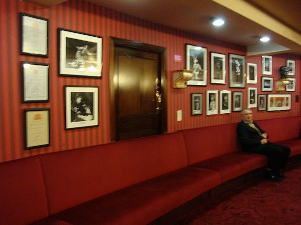 館内の廊下などには昔のさまざまな<br>オペラやバレエの写真が貼られています
