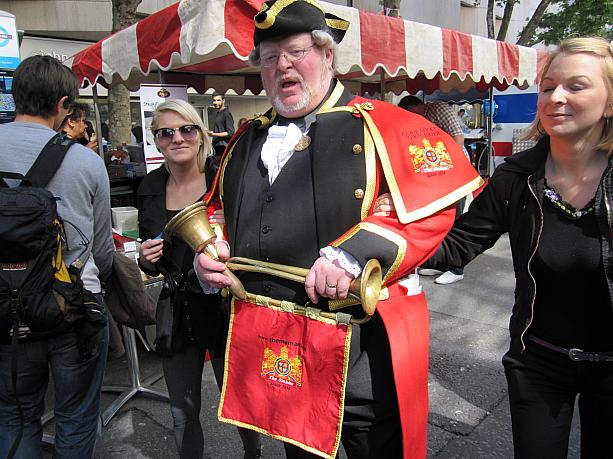 大きな声で民衆にお知らせをする「タウン・クライアー」も登場。中世から続くジュエリー街のお祭りを盛り上げています。