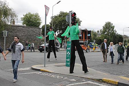 緑の服をまとった人々が街を練り歩きます