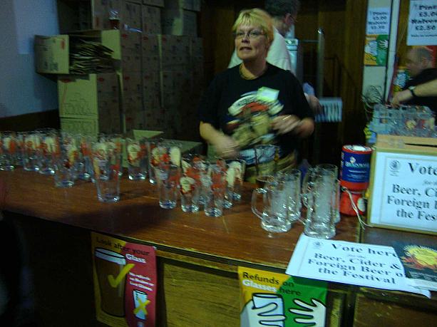 キングスクロス駅に近い会場の入口では、試飲用グラスが売られていました