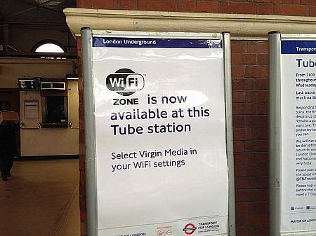 Wi-Fiがつなげられる駅にはこのような看板が