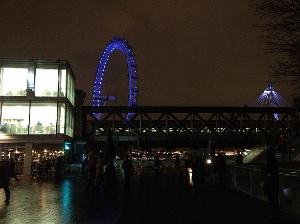 会場前からはロンドン・アイの夜景が見事です