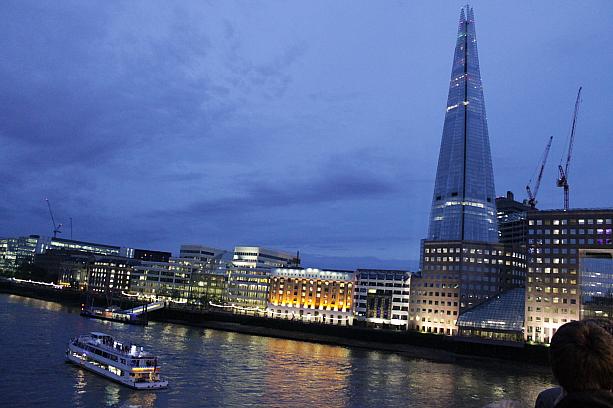 金融街シティーからロンドンブリッジをわたり、高層ビルを目指します！