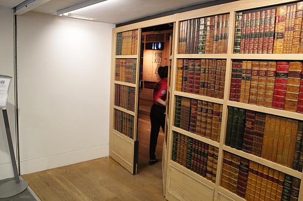 特別展の会場へは、「本棚」にある隠し扉から入場します。展示期間は2015年4月まで