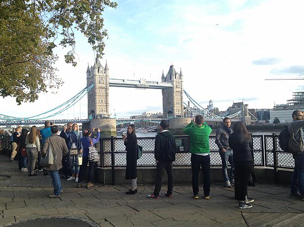 ロンドン塔からタワーブリッジにかけてのテムズ川沿いは観光客必見のポイントです
