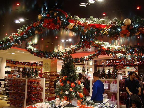 ハロッズのクリスマスグッズ売り場です