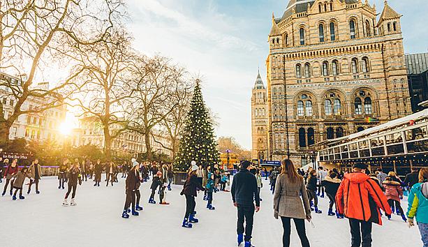 ロンドン自然史博物館のアイススケートリンクが今年もオープン！