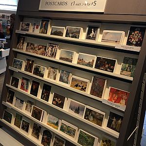博物館に展示されている有名絵画のポストカード。