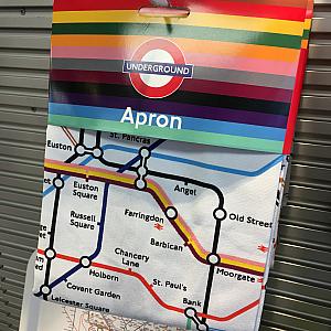 ロンドンの交通事情に詳しくなれる路線図が描かれたエプロン。