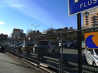 マンハッタン行きのバス停の目の前の大きな駐車場