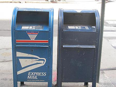 左はエクスプレス用、右が普通郵便用ポスト