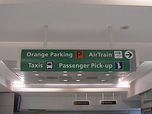 空港内の表示、矢印の方向にすすむ