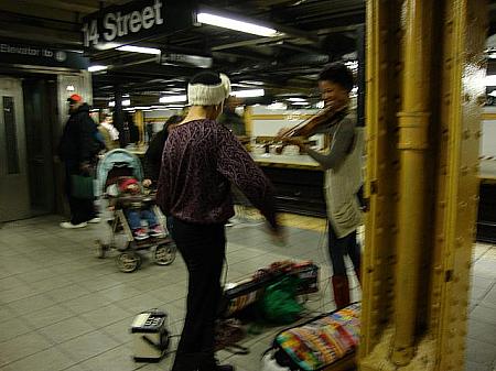 駅でバイオリンを演奏する人たち。心がなごみます１