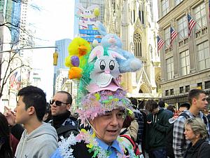 イースターパレードは歩行者天国を仮装した人達が行き交う誰でも参加可能なパレード