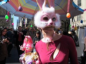 イースターパレードは歩行者天国を仮装した人達が行き交う誰でも参加可能なパレード