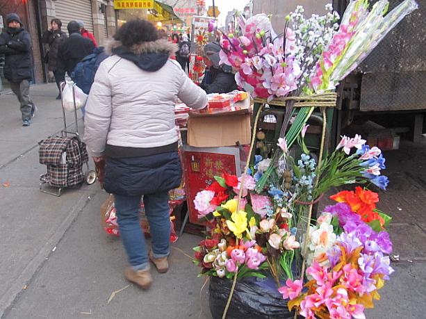 路上花売りも登場。