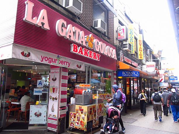 このあたりは南米の人達が多く住むエリア。お店の表示はスペイン語が中心。
