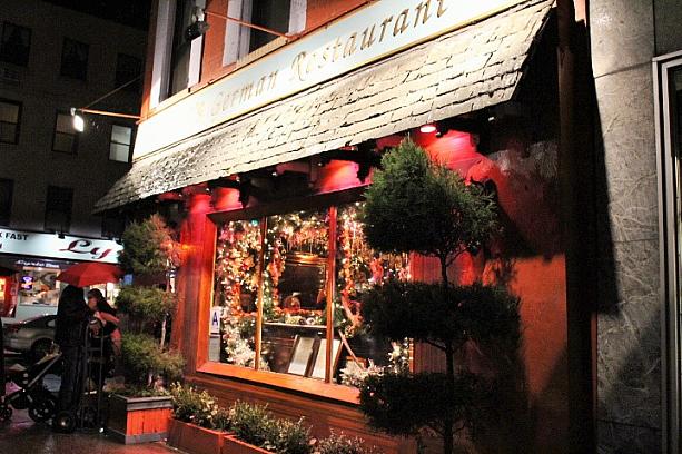 12月は飲食店もクリスマス一色になります。<br>こちらは3番街と22丁目にあるドイツレストラン、ロルフズ。中に入ると．．．