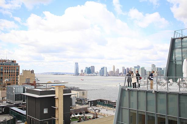 さらに5階から8階はテラスやアウトドアギャラリーを併設。<br>アートとニューヨークの街が一緒に楽しめてお得な気分になります