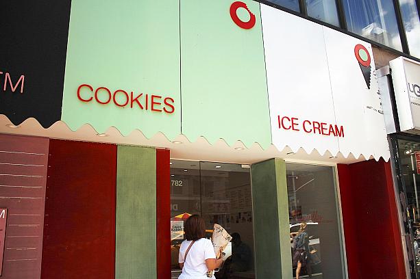 夏と言えばアイスクリーム、でもプラスアルファで何か欲しいな～ってときありますよね～。<br>そんなときに訪れたいのがスプリンクルスカップケーキのすぐ隣にある姉妹店のアイスクリーム屋さん。
