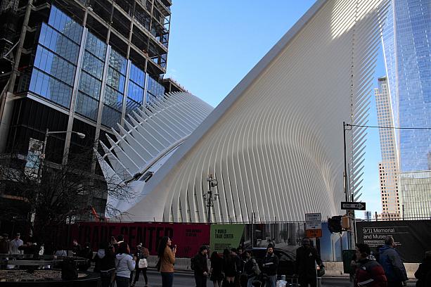 暖かい日が続くニューヨークに新名所、翼のような建物オキュラス（Oculus）がオープンしました。<br>ワールドトレードセンターのすぐ隣です。