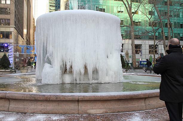 ブライアントパークの噴水も凍ってこんな姿に！冬本番です。
