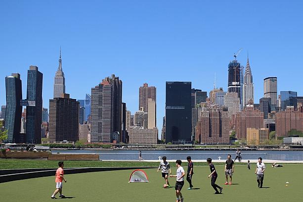 イーストリバーを挟んでマンハッタンからすぐ。この眺め目当てに訪れたい公園です。<br>マンハッタンをバックにサッカー、気持ち良さそう！