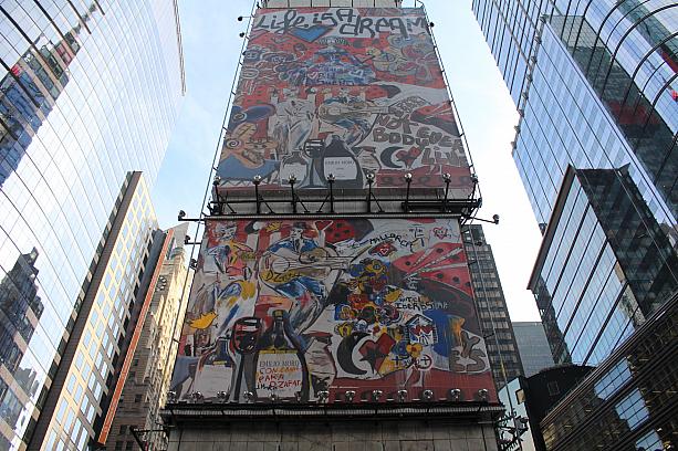 そんなタイムズスクエアに巨大ストリートアートが登場しました。<br>アーティストはスペイン系のDomingo Zapata氏。タイトルは『Life is A Dream』