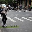 実はこの方、NYでは有名なストリートゴルファーでタイガー・フッドと呼ばれています。<br>今回は残念ながらバケツには入りませんでしたが、ニアピンはありました！