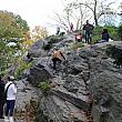 公園内のいたる所にある岩場に登るのも楽しい<br>（くれぐれも足元にはお気を付けくださいね）。
