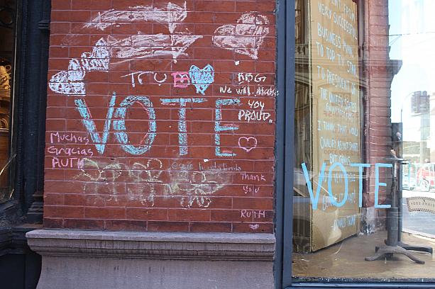 大統領選がいよいよ大詰めです。こちらは食器店フィッシュ・エディの壁にもVOTEの文字。