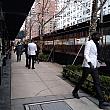 白と黒の制服姿のお兄さんがテキパキと働いているのはマークホテルのアウトドアダイニング。<br>さすが高級ホテルです。