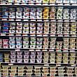 スーパーの売り場にずら～っと並んだヨーグルト。<br>ニューヨークで買える世界のヨーグルトをご紹介しましょう。