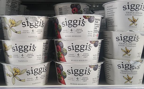 こちらも定番になりましたアイスランドのスキール。もったりした食感です。<br>Siggi'sが代表格。なかでもナビのお気に入りはTripleクリームという乳脂肪分多めのこってりタイプ。