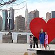 ニューヨークもバレンタインデー目前です。<br>ハンターズ・ポイント・サウス・パークに登場した大きなハート、沢山の人が写真を撮っていました。