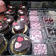 スーパーのケーキ売り場もバレンタインデー用のスイーツが並んでます。