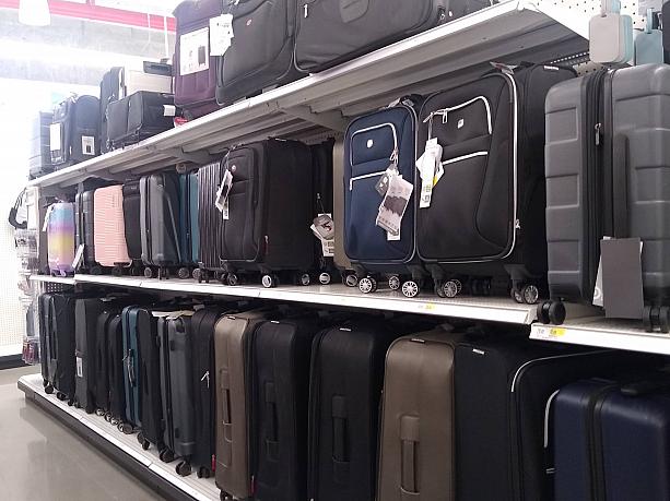 スーツケースもあります。お土産買いすぎたらターゲットへ！