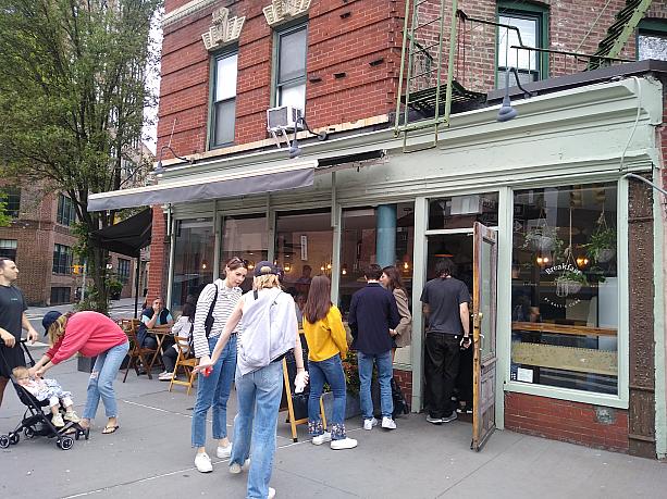 週末のニューヨークの朝と言えば、ブランチ。<br>入店待ちしている人達を街のいたる所で見かけます。